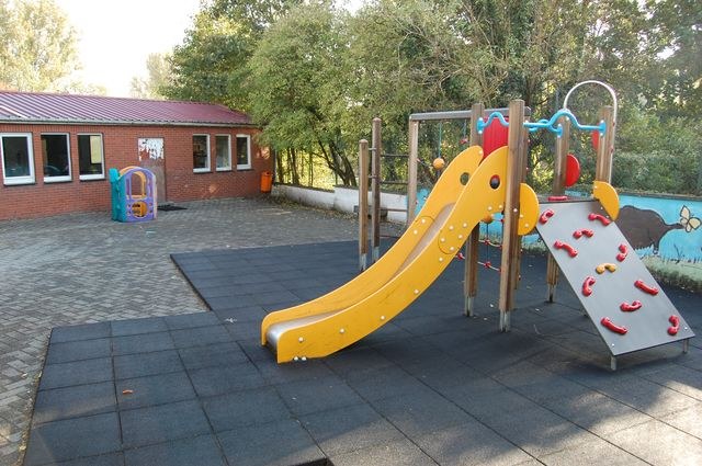 L'aire de jeux des maternelles avec son toboggan