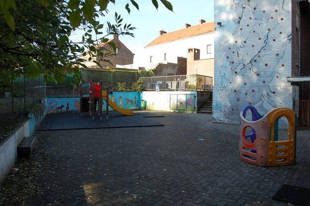 L'aire de jeux et le mur d'escalade