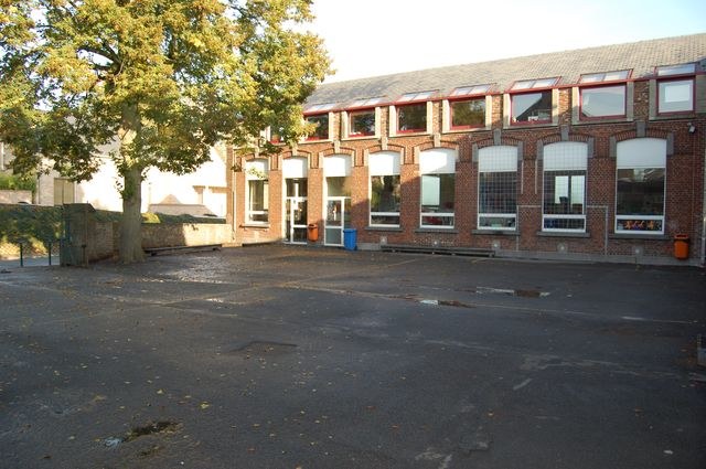 Le bâtiment des classes bordant la cour