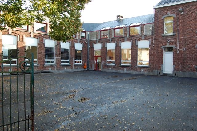 La cour de récréation devant le bâtiment principal