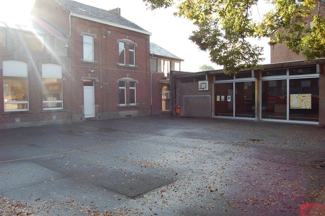 La cour de l'école à contre-jour, en fin de journée
