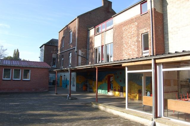 La façade arrière de l'école et ses locaux